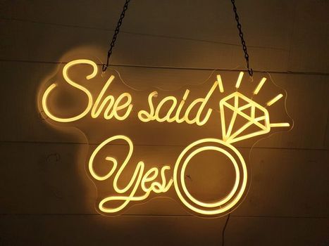Néon She Said Yes ( Elle a dit OUI )